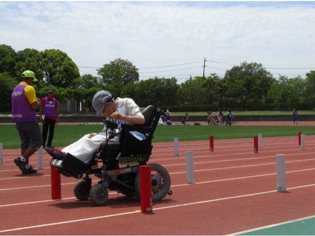 「スラローム」は電動車いす操作の
技術が必要なんです！