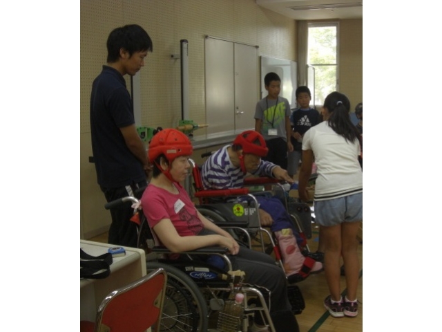手でボールを投げられない方のお手伝いをしてくれました
