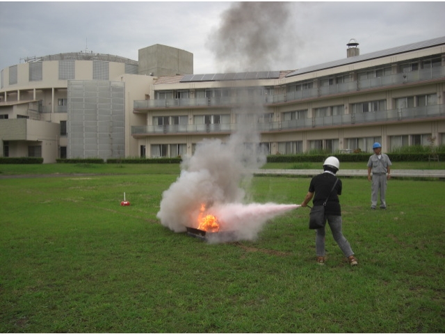 消火器による消火訓練です