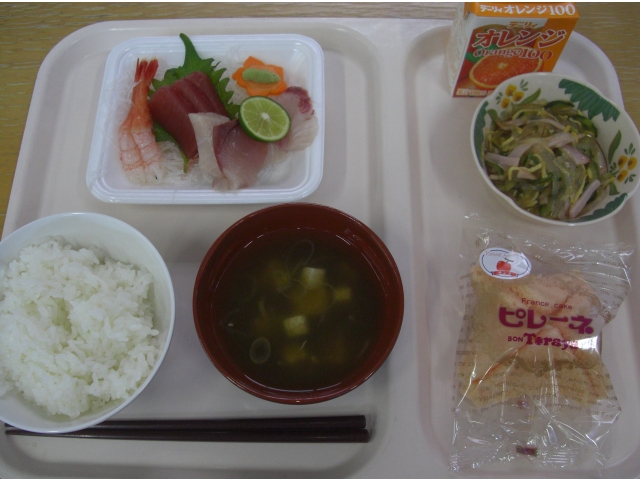 今月の誕生会食はお刺身です。