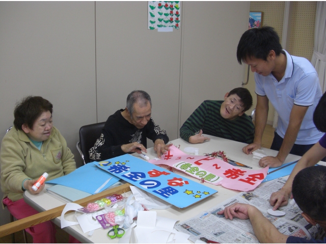 大会の開会式で使用するプラカードを作成しています。