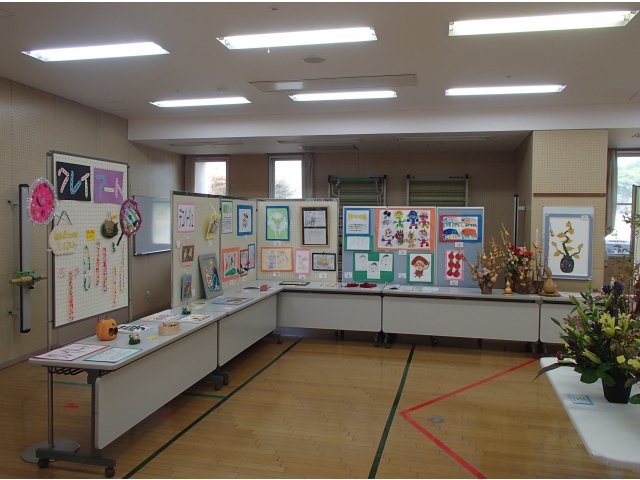 書道・手芸・生け花・絵画などを展示しました