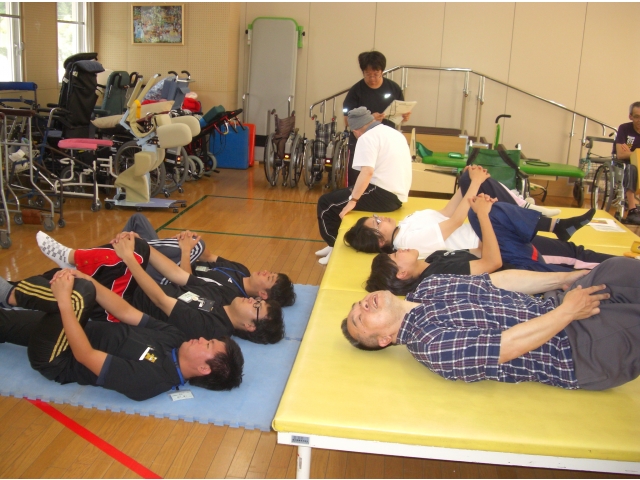 集団訓練「トレーニング」に参加していただきました。研修職員は体験後、「なかなか大変でした。利用者様はすごいです。」と感心していました。