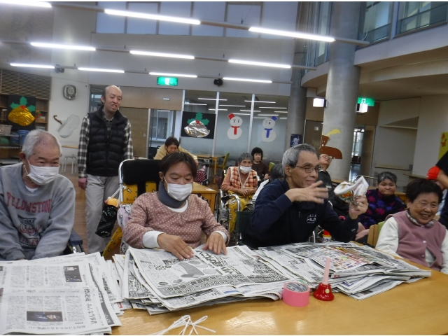 まずは新聞紙を丸めて…