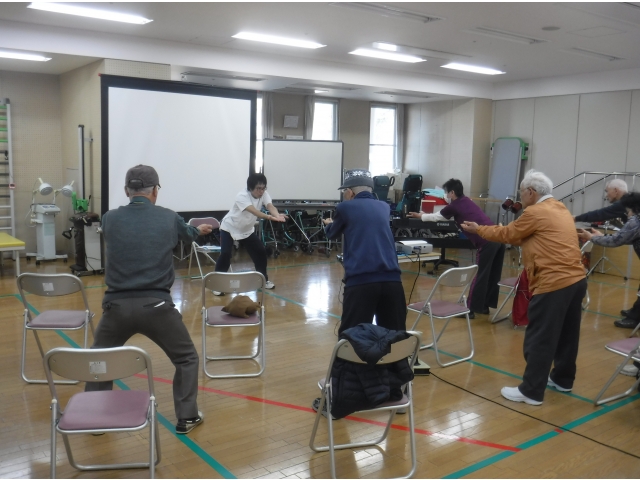 肩甲骨周りのストレッチを行っている様子です