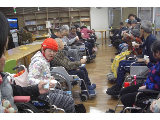 紙コップでピンポン球を次の方に送ります