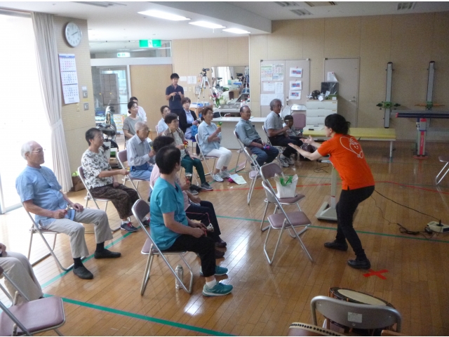それぞれのﾊﾟｰﾄに分かれ、ﾀｲﾐﾝｸﾞよくﾊﾝﾄﾞﾍﾞﾙを鳴らしています