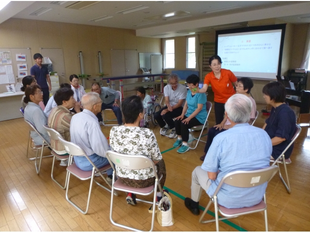 円になって行うｸﾞﾙｰﾌﾟﾜｰｸの様子です