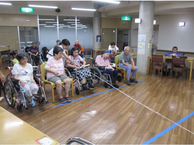 慎重に引っ張っているものは…。