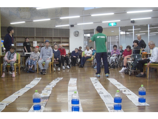 新聞紙の先にはペットボトル