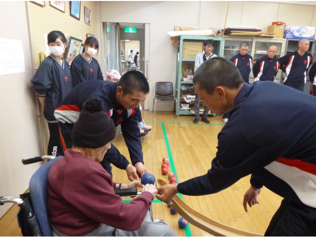 丁寧に対応してもらっていることが伝わる写真です