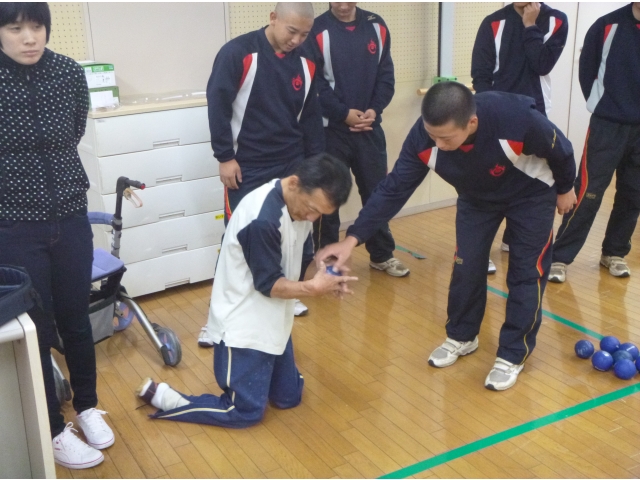 手渡してくれたボールを受け取る様子