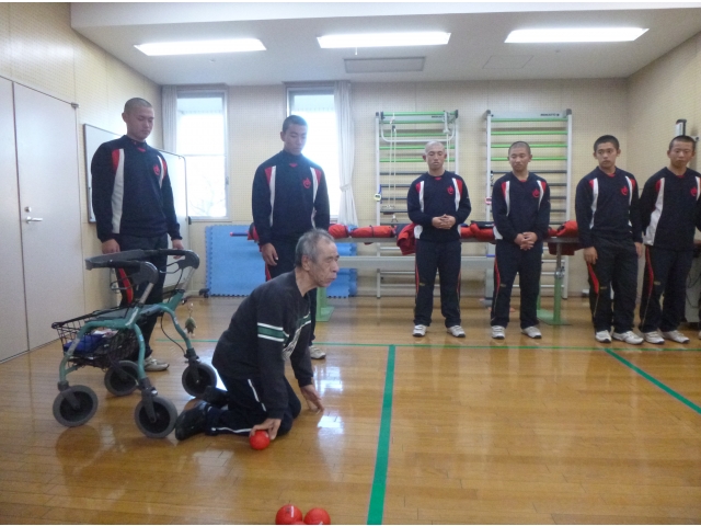 やや緊張気味で真剣な表情