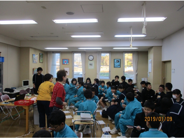 食事介助を体験中！