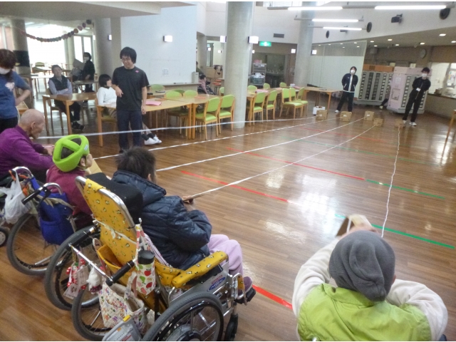 紐の先にはおもりの段ボールが付いています
