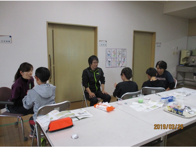 食事介助を体験中