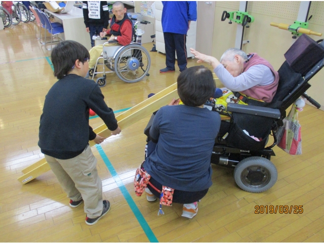 ボッチャで対戦中！