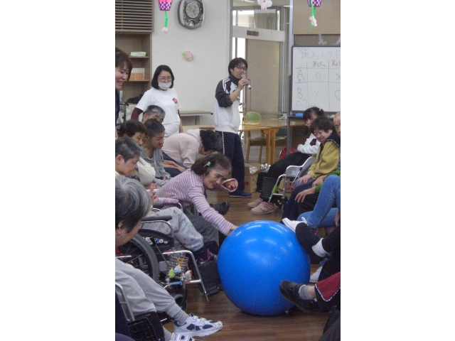 大きいボールだと蹴りにくいぞ！