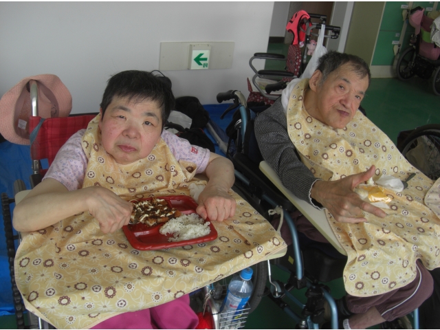 外で食べるお弁当は最高に美味しい！