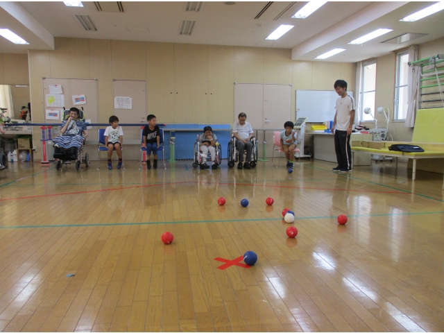 狙いを定めて投球！