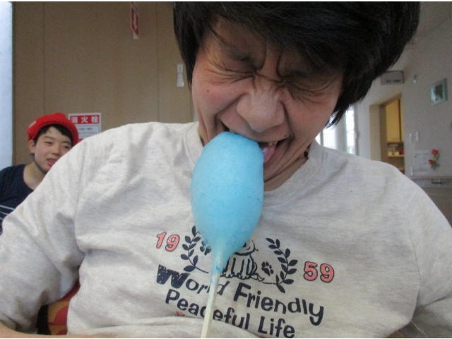 ブルーの綿菓子、美味しい‼