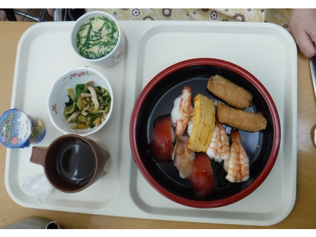 昼食はお寿司♪