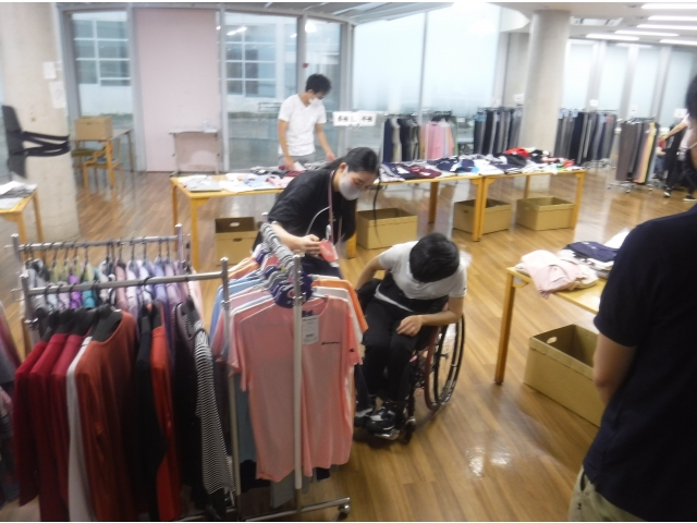 この服似合うかな～？