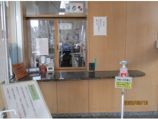 正面玄関に設置いたしました！直接触れずに消毒ができて安心！！