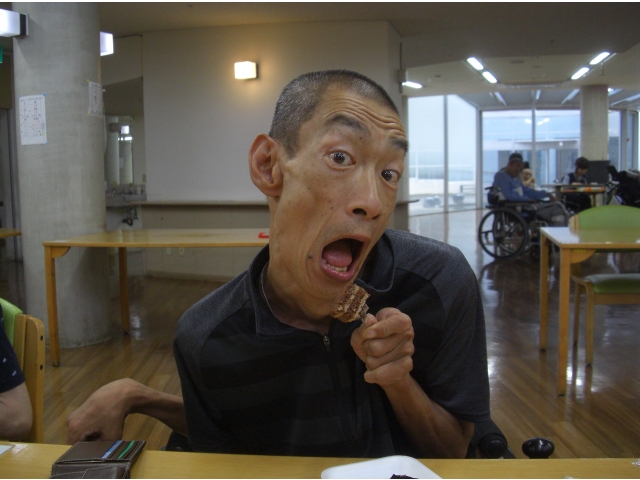 ケーキをほおばる貴重な瞬間