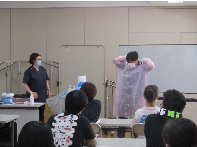 ガウンの着脱方法を学ぶ