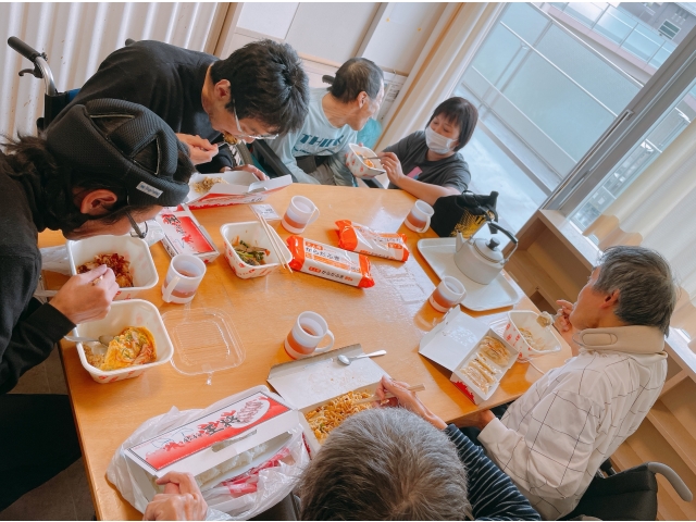 テイクアウトで食事♪