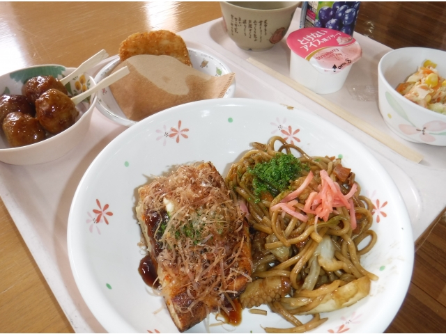 焼きそば、お好み焼き、つくね、ハッシュドポテト