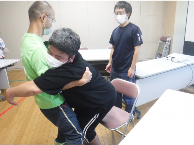 重要性や仕組みを確認し、立ち上がりの動作の確認をしています。