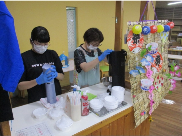 かき氷屋台は大忙し💦