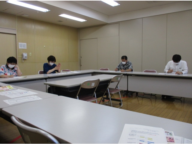 ワークショップには9名が出席をしました。配布資料に沿った説明を真剣に聞きます。
