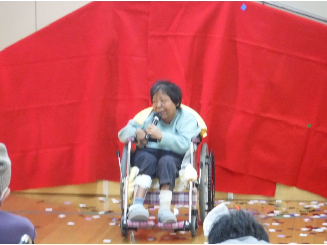 大きな声で歌います♪