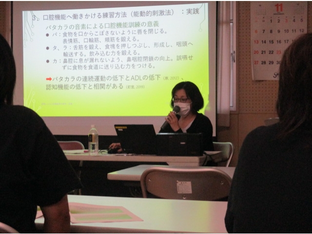 配布資料に沿って説明を受け、学びます。