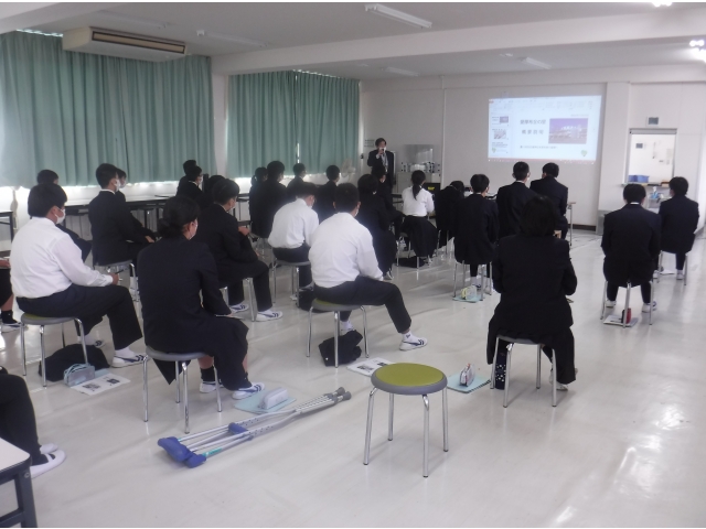 熱心に話を聞く生徒の皆さん