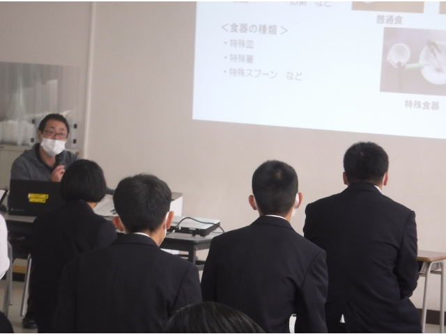 施設での生活のことを説明しました。