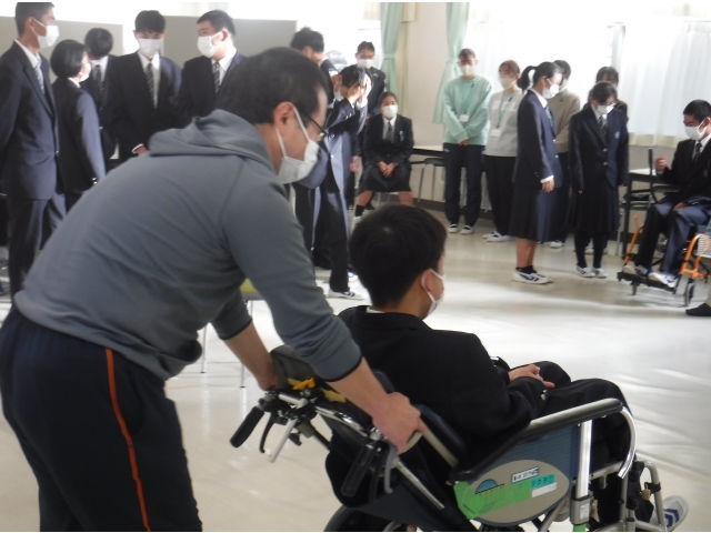 リクライニング車いす