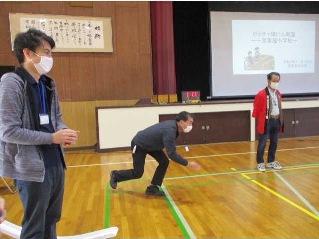 コートの具合を所長が確認。