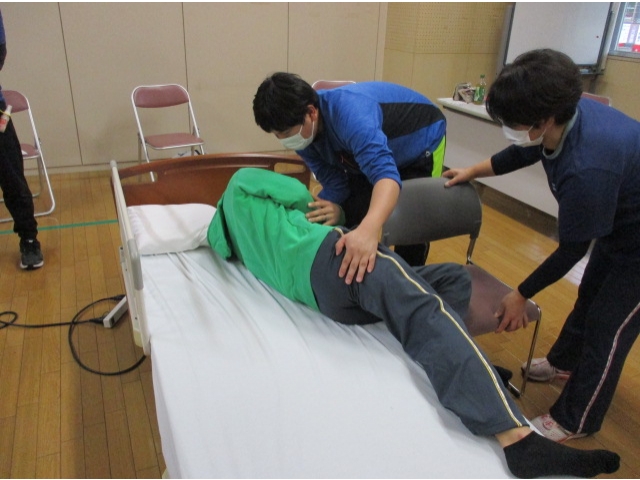 健側の肘で支えてもらいながら足を下ろし上体を起こす。