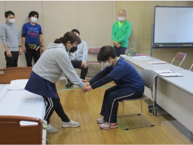 両手を持ち下方へ