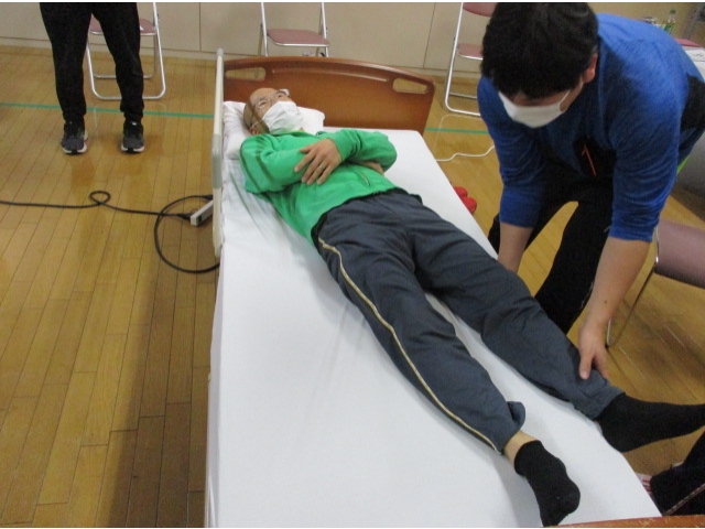足をベッド端へ→