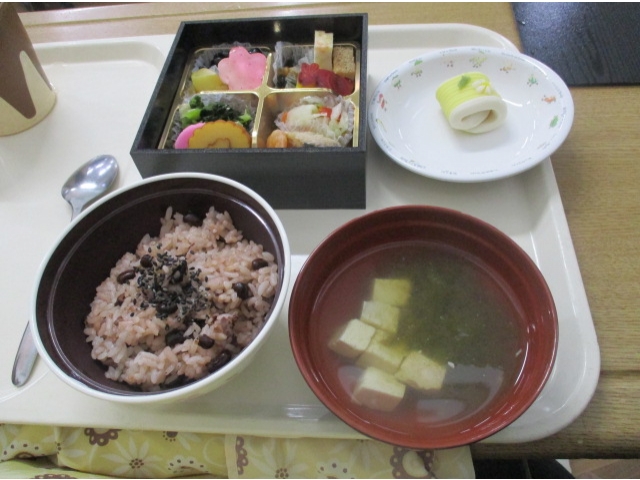 昼食は『赤飯とおせち料理』