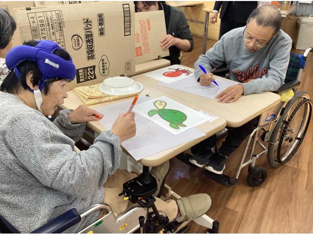 1人目がお題となる絵を模写していきます。