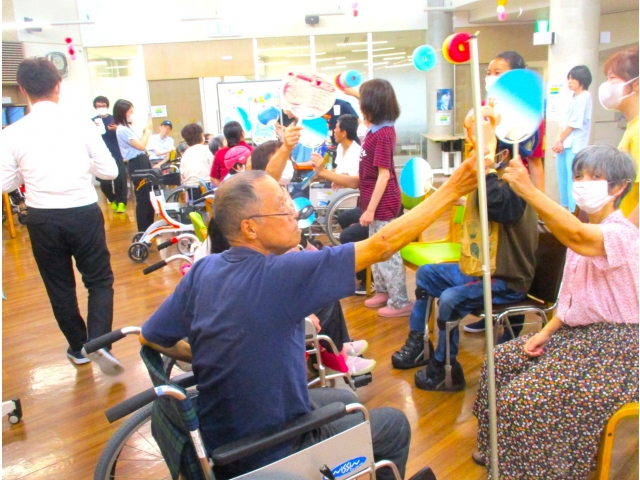 背中が背もたれから離れています！