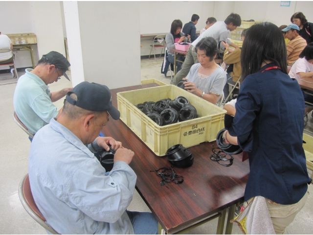 車の部品の作業体験しています。