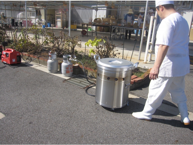 釜で湯を沸かします