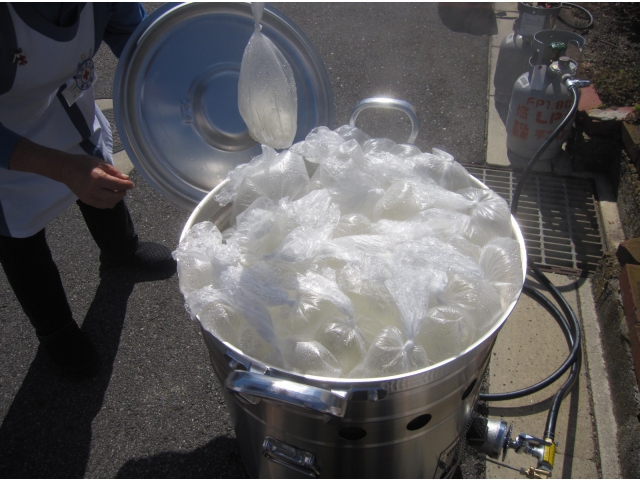 先ほど沸かした湯の中に入れて炊きます。